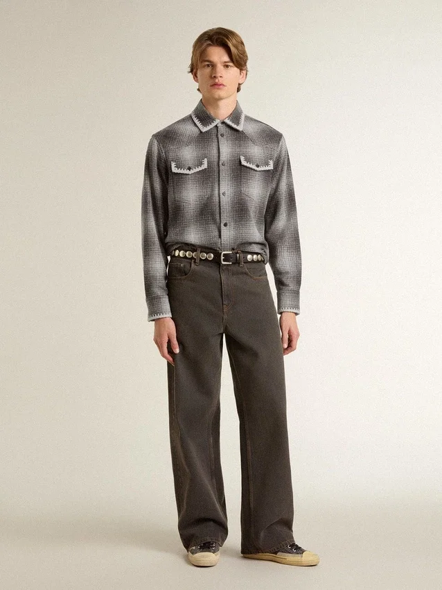 Camisas grises de hombre con bordado blanco