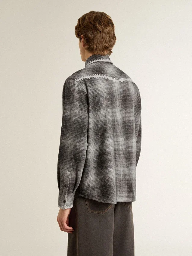 Camisas grises de hombre con bordado blanco