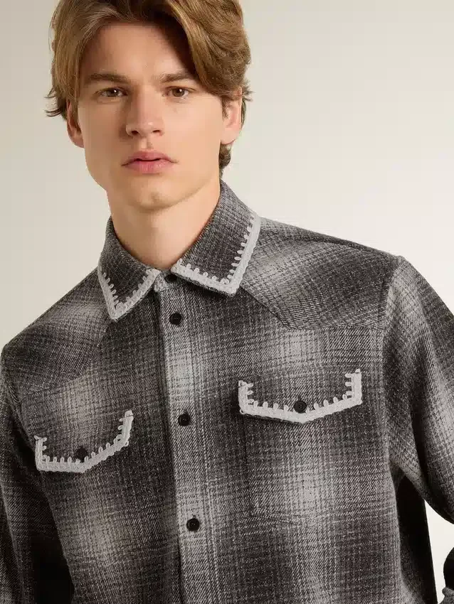 Camisas grises de hombre con bordado blanco