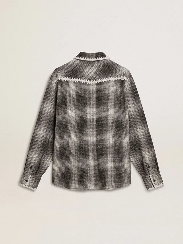 Camisas grises de hombre con bordado blanco