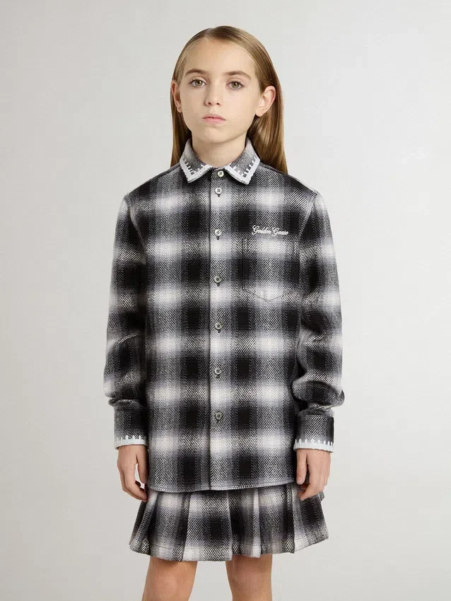 Camisas infantiles a cuadros blancos y negros con bordados blancos
