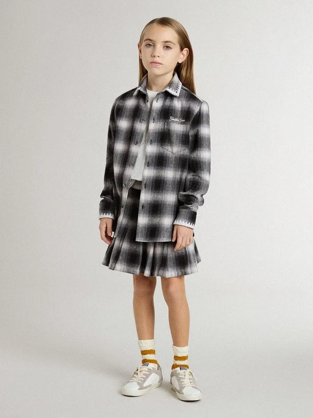 Camisas infantiles a cuadros blancos y negros con bordados blancos