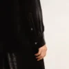 Camisas negras con efecto terciopelo y bordados