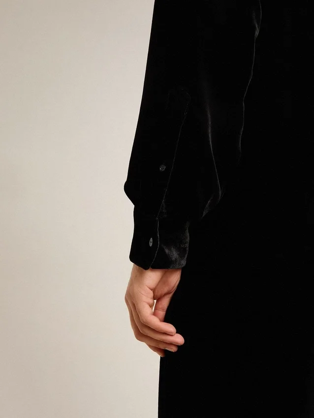 Camisas negras con efecto terciopelo y bordados