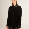 Camisas negras con efecto terciopelo y bordados