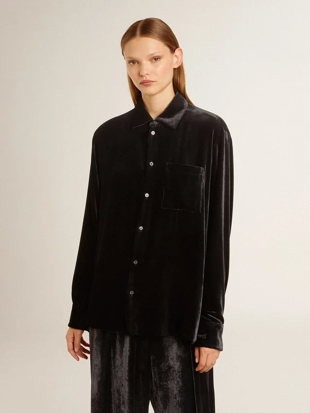 Camisas negras con efecto terciopelo y bordados