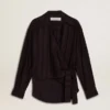 Camisas negras de mujer con rayas verticales y cierre con nudo lateral
