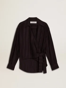 Camisas negras de mujer con rayas verticales y cierre con nudo lateral
