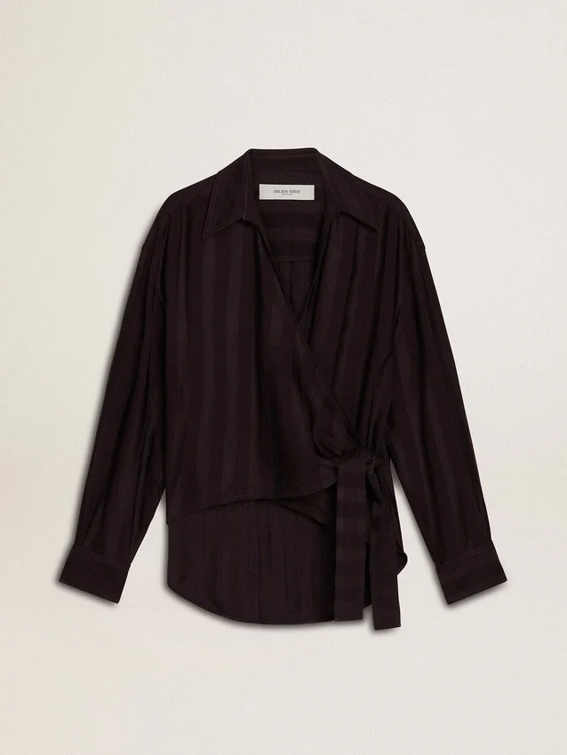 Camisas negras de mujer con rayas verticales y cierre con nudo lateral
