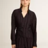 Camisas negras de mujer con rayas verticales y cierre con nudo lateral
