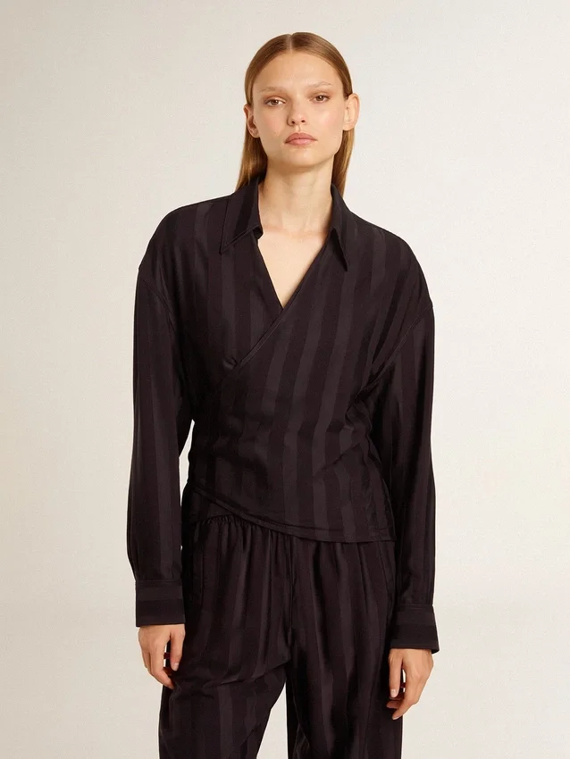Camisas negras de mujer con rayas verticales y cierre con nudo lateral