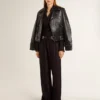 Camisas negras de mujer con rayas verticales y cierre con nudo lateral