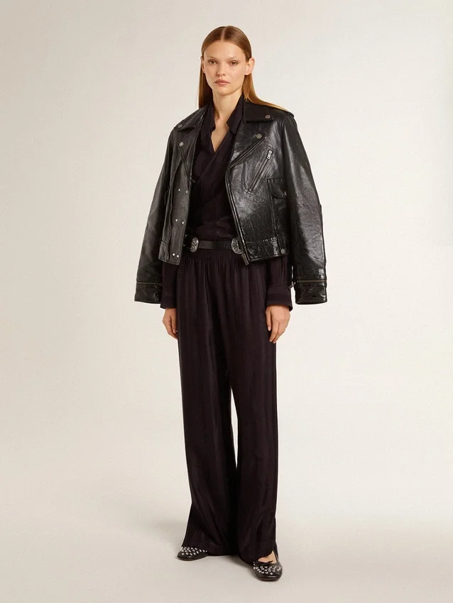 Camisas negras de mujer con rayas verticales y cierre con nudo lateral