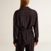 Camisas negras de mujer con rayas verticales y cierre con nudo lateral