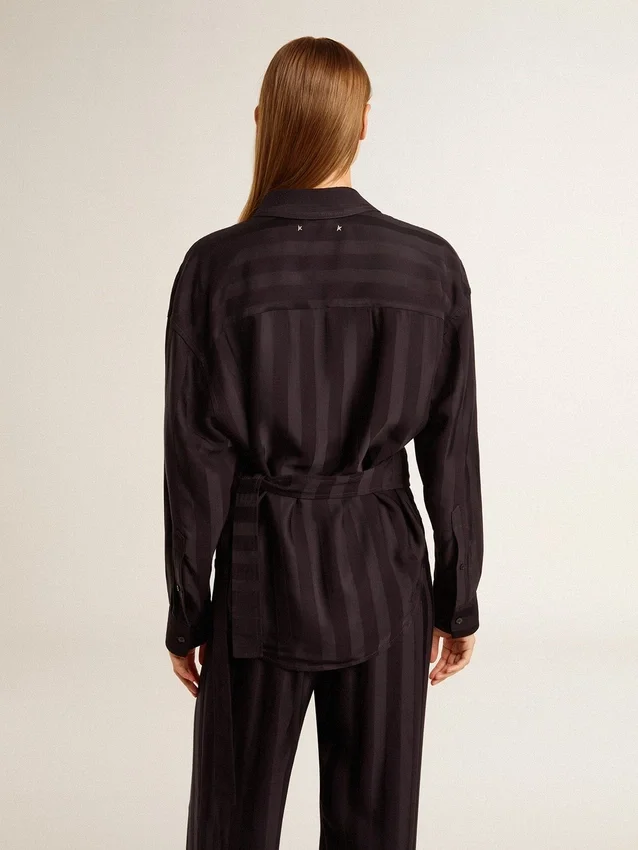 Camisas negras de mujer con rayas verticales y cierre con nudo lateral