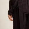 Camisas negras de mujer con rayas verticales y cierre con nudo lateral