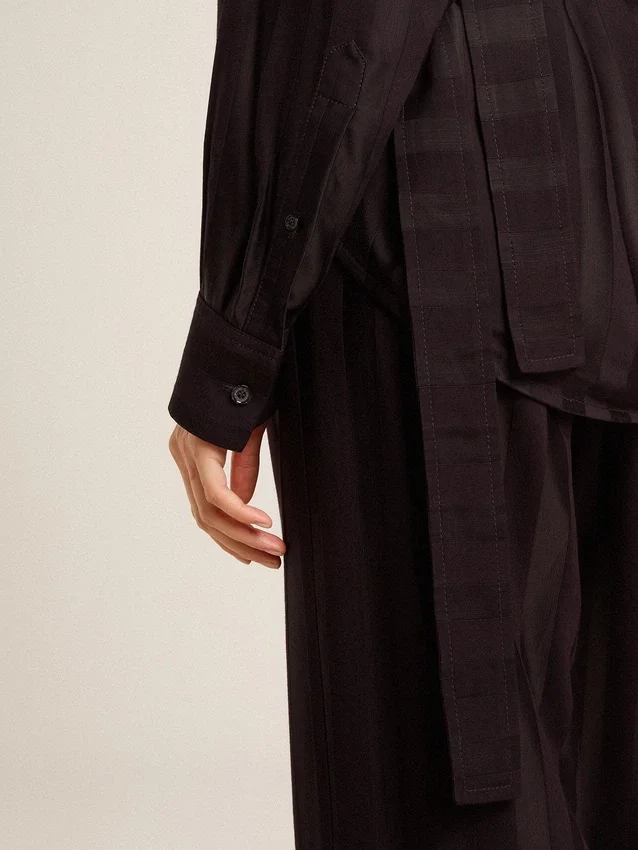 Camisas negras de mujer con rayas verticales y cierre con nudo lateral