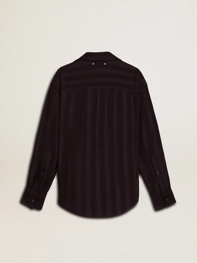 Camisas negras de mujer con rayas verticales y cierre con nudo lateral