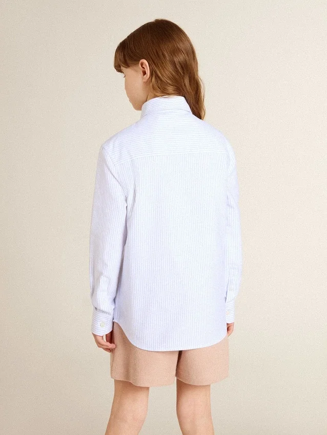 Camisas para niños de algodón a rayas azul claro y blancas con logotipo bordado