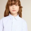 Camisas para niños de algodón a rayas azul claro y blancas con logotipo bordado
