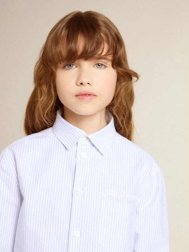 Camisas para niños de algodón a rayas azul claro y blancas con logotipo bordado