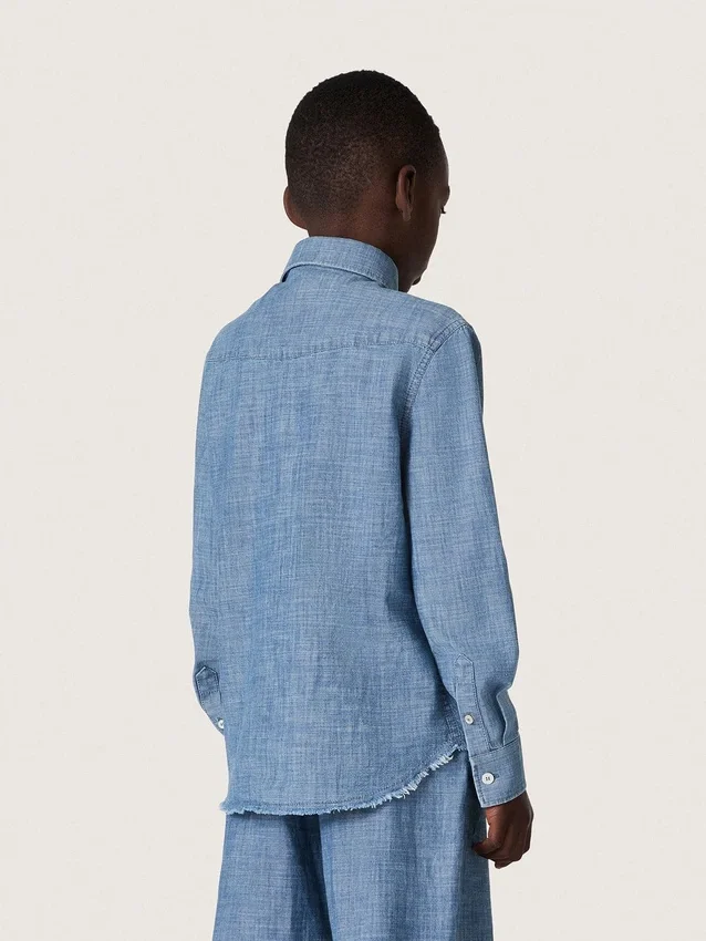 Camisas unisex «Journey» de cambray de algodón azul claro con bajo con flecos y parche bordado