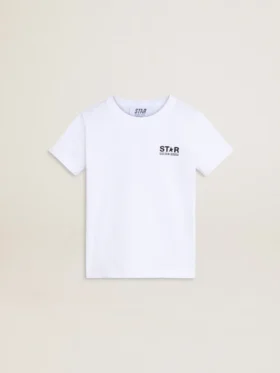 Camiseta blanca con logotipo y estrella negros en contraste