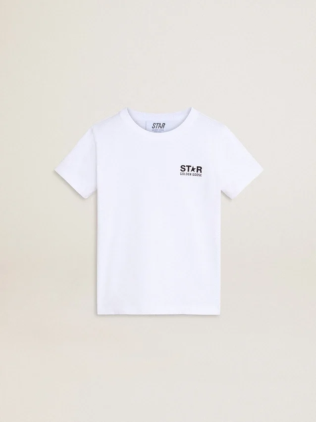 Camiseta blanca con logotipo y estrella negros en contraste