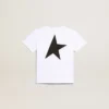 Camiseta blanca con logotipo y estrella negros en contraste