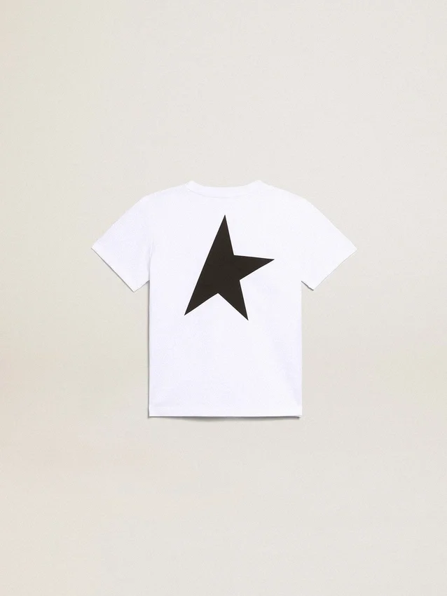 Camiseta blanca con logotipo y estrella negros en contraste