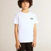 Camiseta blanca con logotipo y estrella negros en contraste