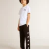 Camiseta blanca con logotipo y estrella negros en contraste