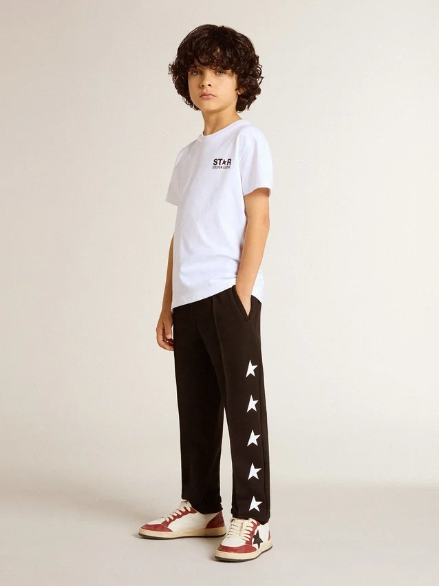 Camiseta blanca con logotipo y estrella negros en contraste