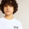 Camiseta blanca con logotipo y estrella negros en contraste