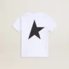 Camiseta blanca con logotipo y estrella negros en contraste
