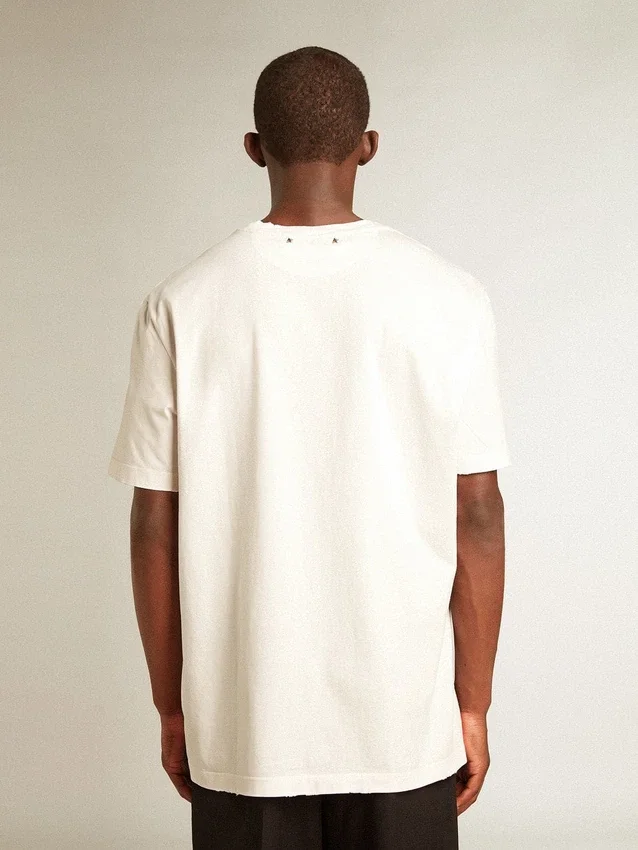 Camiseta blanca de hombre con acabado desgastado