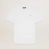 Camiseta blanca de hombre con una estrella plateada brillante en la parte delantera