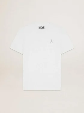 Camiseta blanca de hombre con una estrella plateada brillante en la parte delantera
