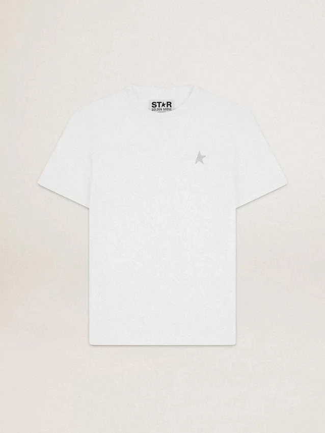 Camiseta blanca de hombre con una estrella plateada brillante en la parte delantera