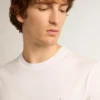 Camiseta blanca de hombre con una estrella plateada brillante en la parte delantera