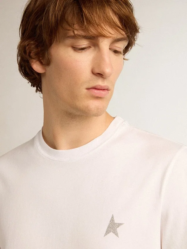 Camiseta blanca de hombre con una estrella plateada brillante en la parte delantera