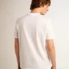Camiseta blanca de hombre con una estrella plateada brillante en la parte delantera