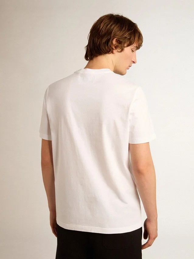 Camiseta blanca de hombre con una estrella plateada brillante en la parte delantera
