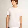 Camiseta blanca de hombre con una estrella plateada brillante en la parte delantera