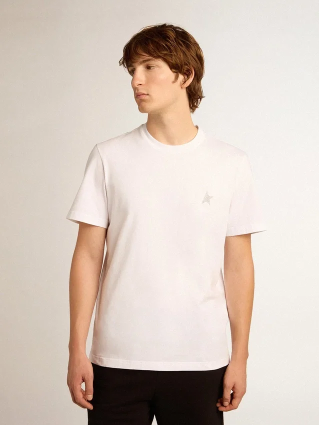 Camiseta blanca de hombre con una estrella plateada brillante en la parte delantera