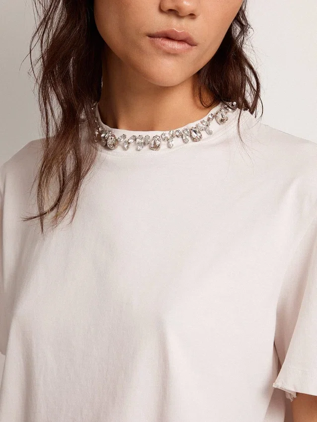Camiseta blanca de mujer con cristales cabujón