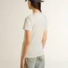 Camiseta blanca de mujer con estampado en la parte delantera