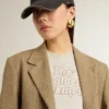 Camiseta blanca de mujer con estampado en la parte delantera