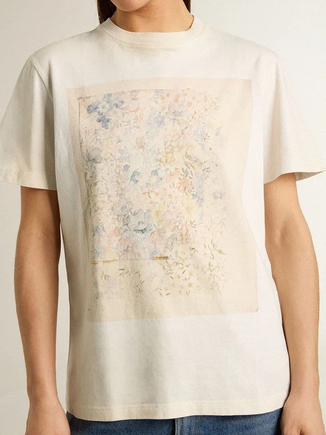 Camiseta blanca de mujer con estampado floral