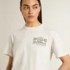 Camiseta blanca de mujer con estampado negro en el pecho